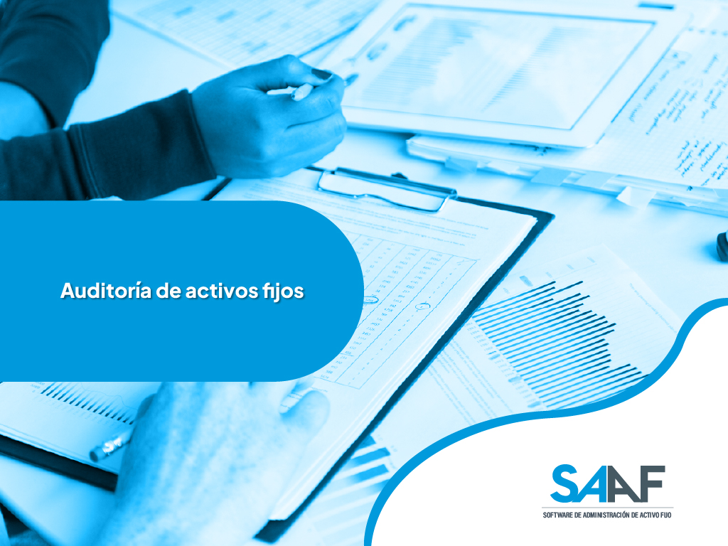 fotografía de una persona en un escritorio realizando la auditoría de activos fijos con ayuda de documentos y gráficas