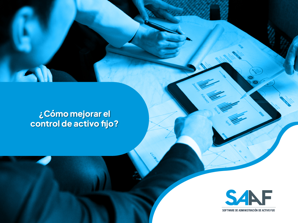 fotografía de un grupo de personas revisando una gráfica y documentos de control de activo fijo