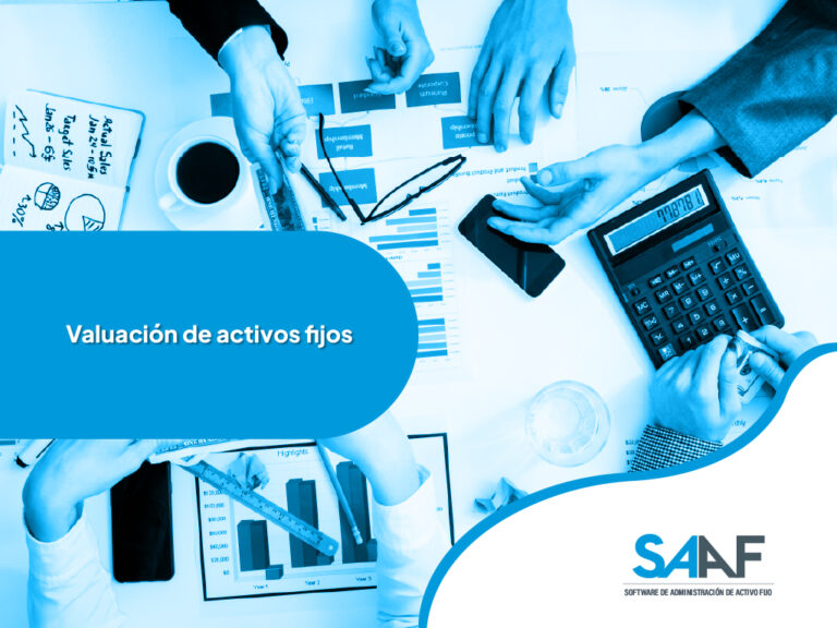 Fotografía de unas manos trabajando representando valuación de activos fijos