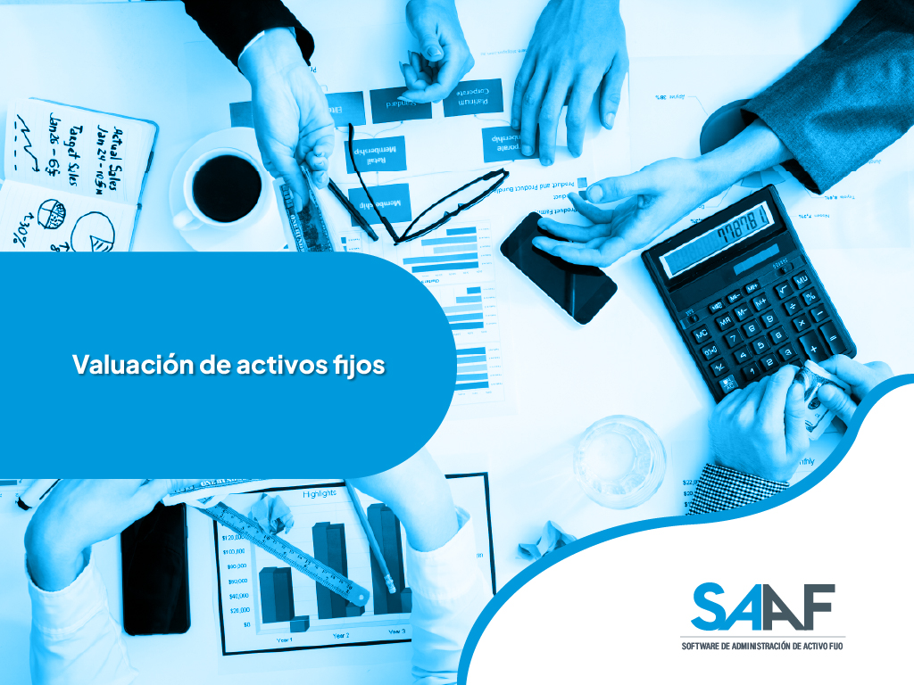 fotografía de un grupo de personas valuando activos fijos en un escritorio con documentos