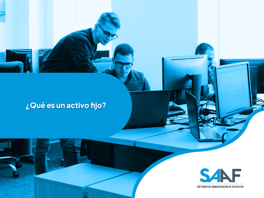 fotografía de una oficina con empleados trabajando en escritorios con computadoras