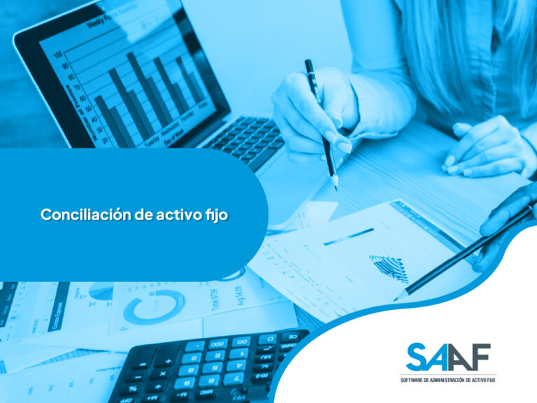 Fotografía de unas persona revisando gráficas y reportes de activo  fijo