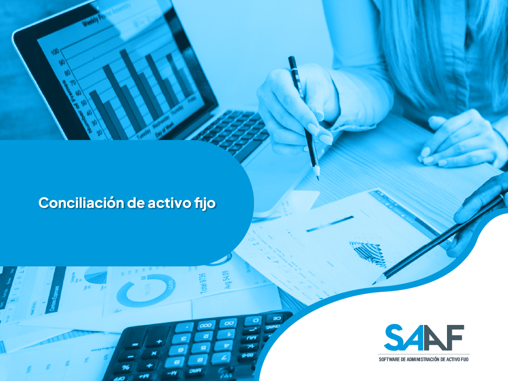 fotografía de dos personas en un escritorio haciendo una conciliación de activo fijo