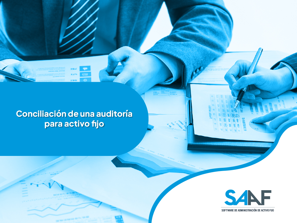 fotografía de dos personas realizando una auditoría para activo fijo con ayuda de distintos documentos